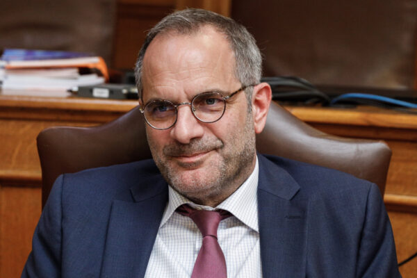 ΣΥΡΙΖΑ: Η κυβέρνηση να δώσει εξηγήσεις για τον πρόεδρο της ΕΡΤ και τη «μαύρη» τρύπα εκατομμυρίων της δημόσιας τηλεόρασης – Τι απαντά ο Κων. Ζούλας