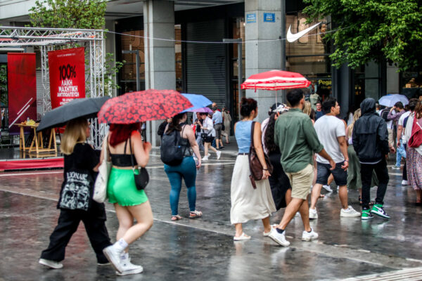 Kαιρός: Καταιγίδα στην Αθήνα – Πού θα βρέξει τις επόμενες ώρες – Δείτε χάρτες – Προβλήματα από τους ισχυρούς ανέμους στην Κρήτη