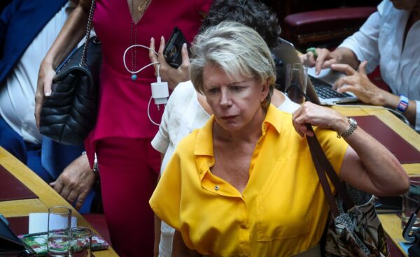 Έλενα Ακρίτα: Υπέβαλε την παραίτηση της από βουλευτής για το «γιο της πλύστρας»  – Δεν έγινε δεκτή από το Νίκο Παππά