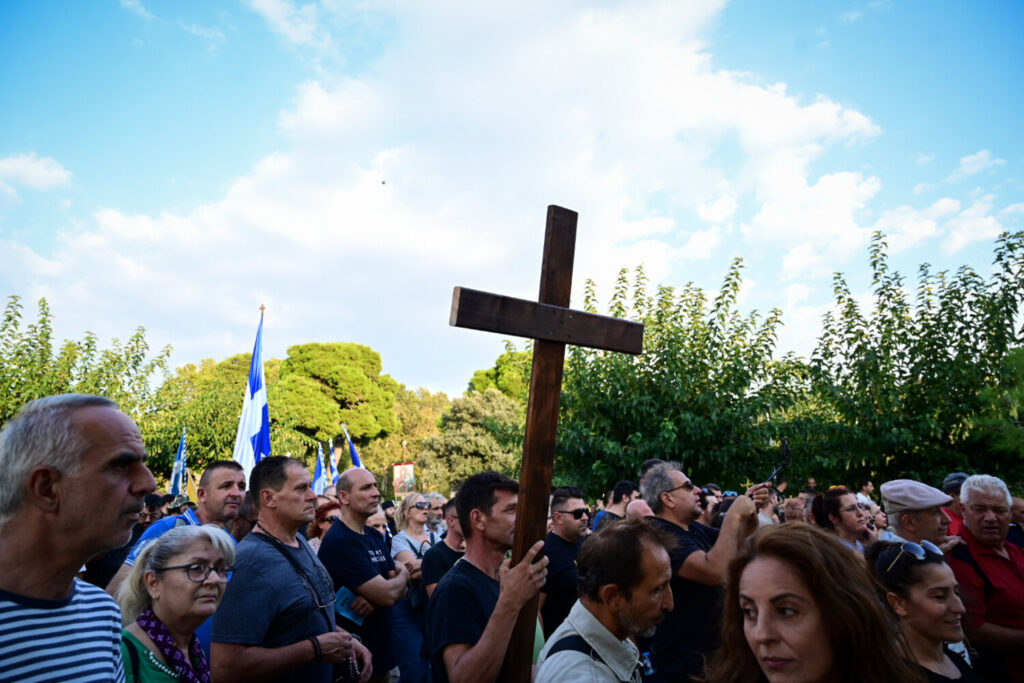 Θεσσαλονίκη: Συλλαλητήριο για τις νέες ταυτότητες – Mε προσευχές, εικόνες  και σταυρούς οι «αρνητές» (εικόνες&video)
