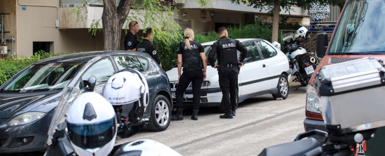 Θρίλερ στο Παγκράτι: Εντοπίστηκε σορός άνδρα σε προχωρημένη σήψη σε διαμέρισμα – Προσήχθη ο αδερφός του με τον οποίο συγκατοικούσε