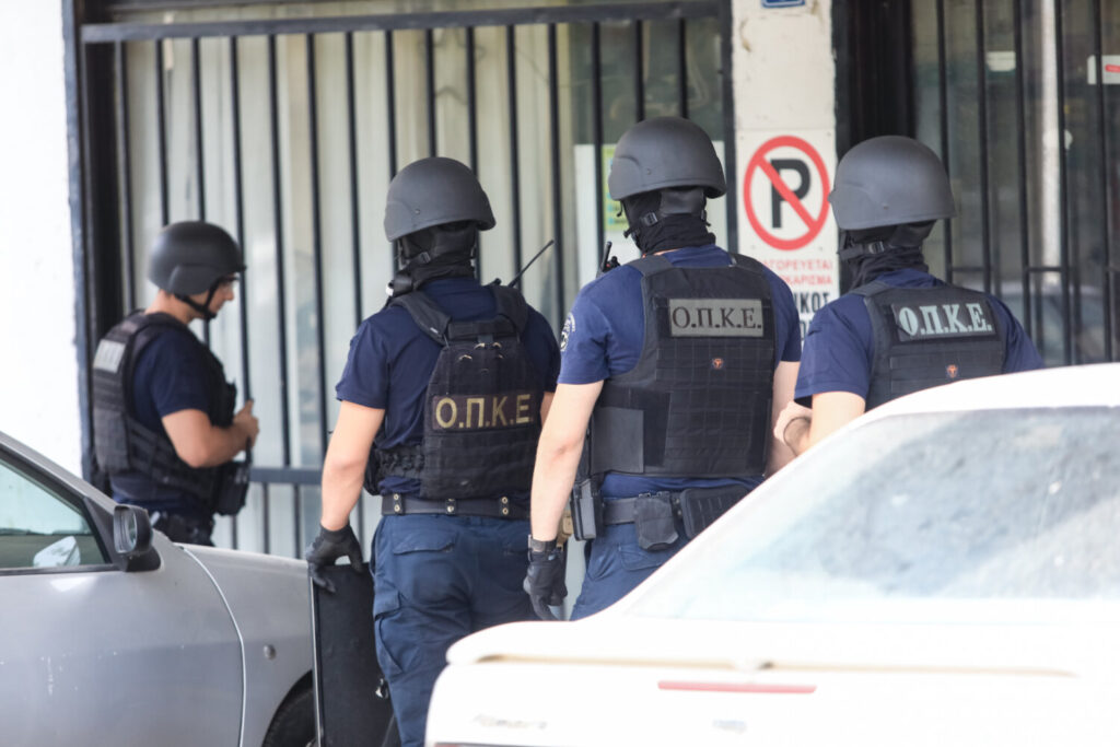 Χολαργός: Συνελήφθη ο άνδρας που είχε ταμπουρωθεί σε διαμέρισμα – Είχε πετάξει μολότοφ, απειλούσε με βαλλίστρα – Τραυματίστηκε ένας αστυνομικός