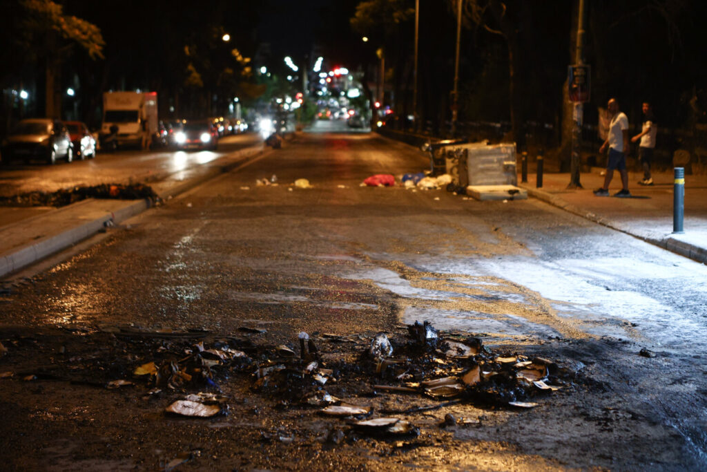 Ζωγράφου: Επεισόδια, φωτιές και οδοφράγματα στην Πανεπιστημιούπολη (εικόνες)