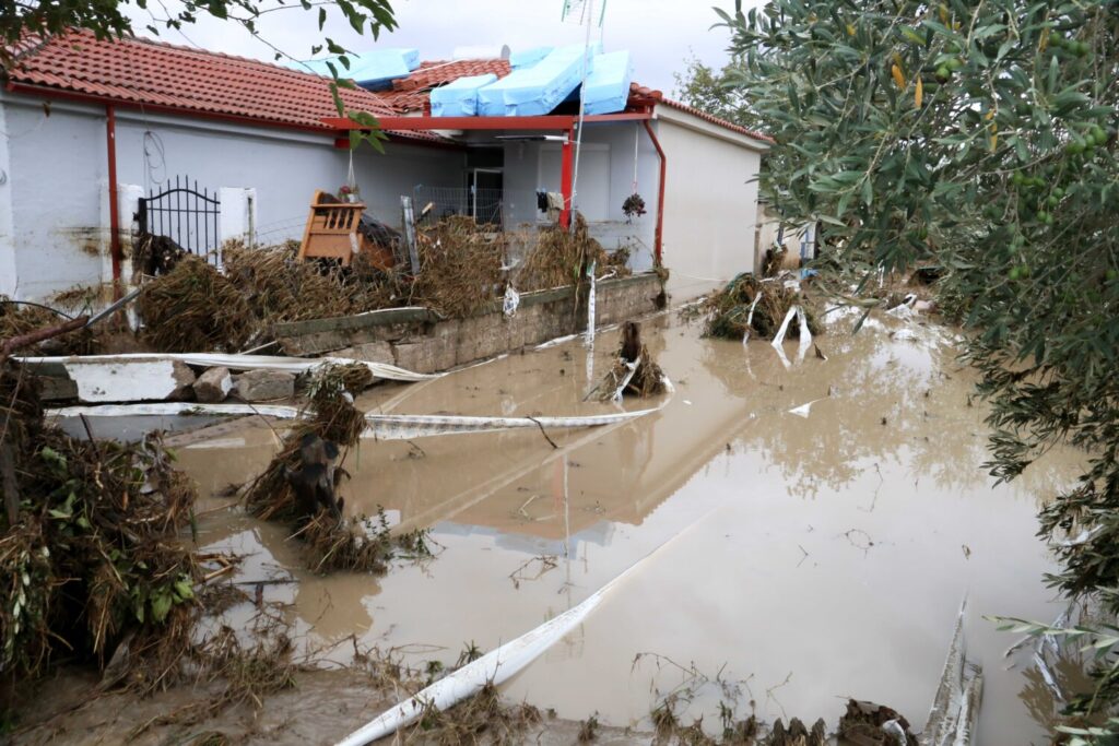 Κακοκαιρία Daniel: Στην Καρδίτσα πλημμύρισαν σπίτια και επιχειρήσεις, απομακρύνθηκαν κάτοικοι – «Βούλιαξε» και η Λάρισα (εικόνες&video)