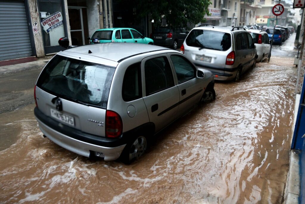 Κακοκαιρία «Daniel»: «Χτύπησε» την Αττική – Χάος στους πλημμυρισμένους δρόμους – Διακοπή κυκλοφορίας σε Πειραιώς και Ποσειδώνος (εικόνες&video)