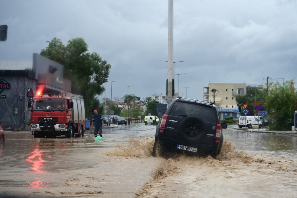 Κακοκαιρία Elias: Μήνυμα του 112 για απαγόρευση κυκλοφορίας στην ευρύτερη περιοχή του Βόλου