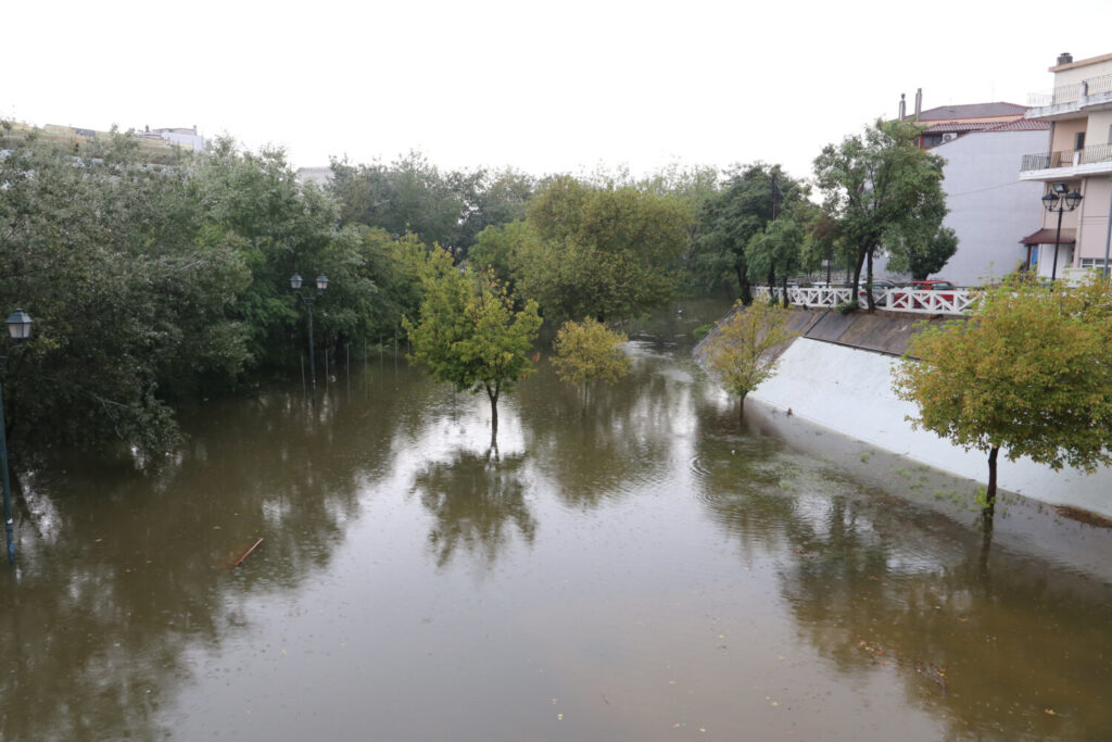 Κακοκαιρία Daniel – Λάρισα: Μήνυμα 112 για έντονα πλημμυρικά φαινόμενα – Κίνδυνος υπερχείλισης του Πηνειού