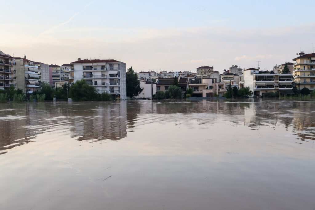 Πυροσβεστική: 130 άτομα απεγκλωβίστηκαν από το πρωί στη Λάρισα – Εξακολουθεί η υπερχείλιση του Πηνειού προς τη λίμνη Κάρλα