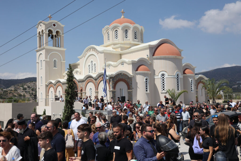 Κρήτη: «Ο Αντώνης έζησε αθόρυβα αλλά έφυγε εκκωφαντικά» – Συγκλόνισαν οι επικήδειοι στην κηδεία του 36χρονου που δολοφονήθηκε στο Blue Horizon  (εικόνες)