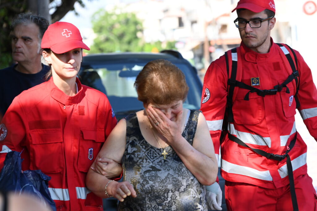 Λάρισα: Απίστευτες εικόνες από την πλημμυρισμένη πόλη – Κλαίγοντας αφήνει ο κόσμος τα σπίτια του