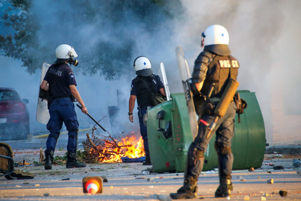 Λάρισα: Επεισόδια με δακρυγόνα, φωτιές  και πετροπόλεμο – Τραυματίστηκαν 6 αστυνομικοί – Δεκάδες προσαγωγές (εικόνες&βιντεο)