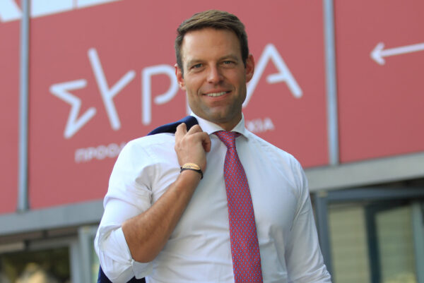 Κασσελάκης  κατά ΝΔ: Με μισό δισ. ευρώ δανεικά κι αγύριστα θα μπορούσαμε να πληρώνουμε με μισθούς Γκρίνμπεργκ