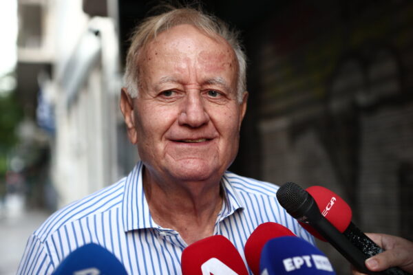 «Είχε μία ταμπέλα  στο γραφείο του κι έλεγε “χτυπάτε την πόρτα του πρωθυπουργού”, λέει ο πατέρας  του Στέφανου Κασσελάκη (video)