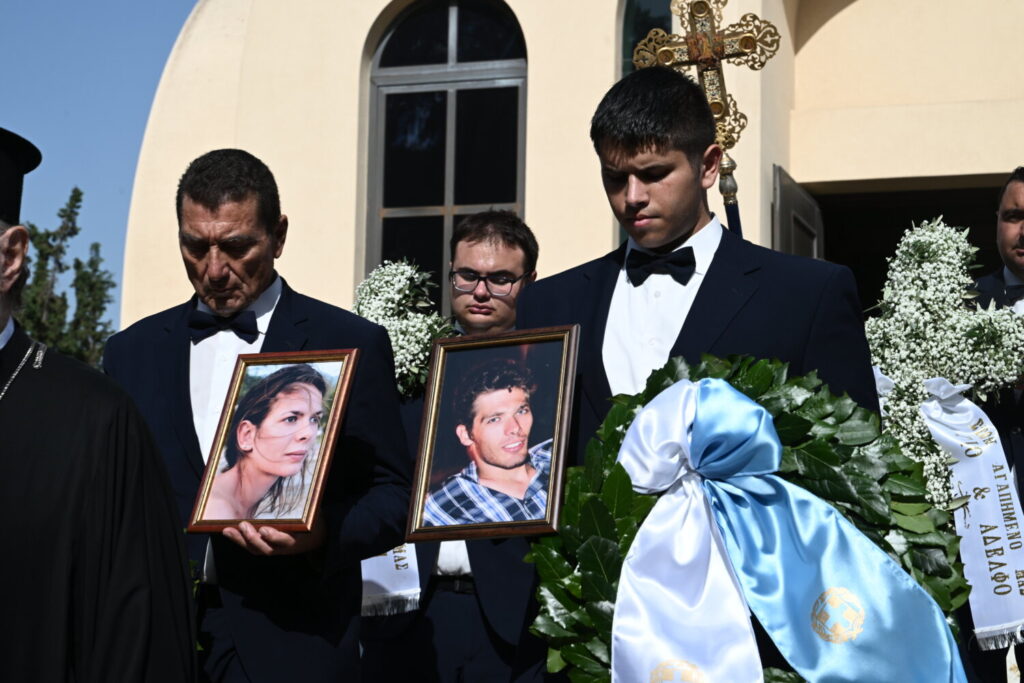 Θρήνος στην κηδεία των δύο αδελφών που σκοτώθηκαν στη Λιβύη – Παρούσα η Πρόεδρος της Δημοκρατίας (φωτογραφίες)
