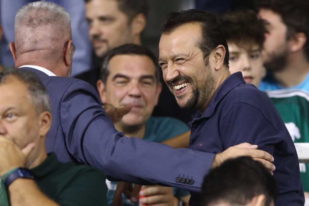 Παναθηναϊκός-ΑΕΚ:  Στο γήπεδο ο Τσίπρας είδε τον αγώνα – Η συνάντηση με τον Παππά και τα χαμόγελα (φωτογραφίες)