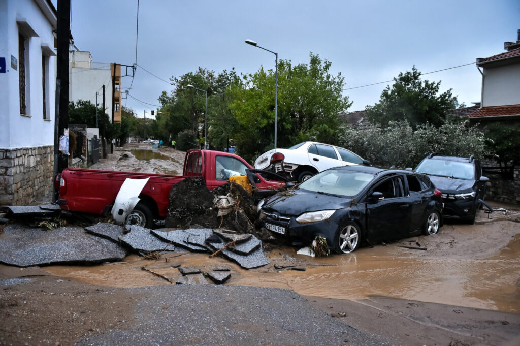 Kακοκαιρία Elias – Βόλος: Η απόλυτη καταστροφή – Σε ισχύ η απαγόρευση κυκλοφορίας – Πλημμύρισαν δρόμοι και σπίτια – Δεκάδες απεγκλωβισμοί πολιτών (εικόνες&βίντεο)