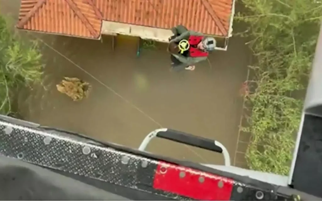 Κακοκαιρία Daniel: Βίντεο από την επιχείρηση διάσωσης 12 ατόμων με Super Puma από τα Μεγάλα Καλύβια Τρικάλων