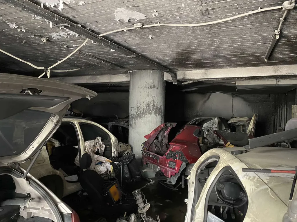 Νέο Ηράκλειο: Η φωτιά αποκάλυψε αποθήκη κλεμμένων οχημάτων – Έγιναν 2 συλλήψεις – Εξιχνιάστηκαν 12 κλοπές