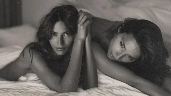 Ηλιάνα Παπαγεωργίου: Υποδέχεται γυμνή τον Σεπτέμβριο με αισθησιακές φωτογραφίες