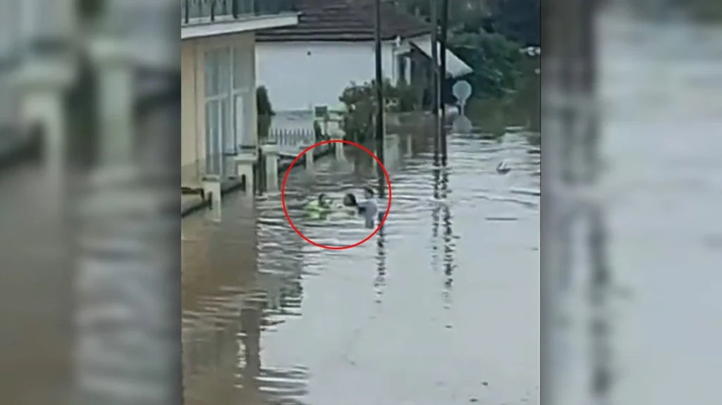 Καρδίτσα: Συγκλονιστικό βίντεο – Η μητέρα σώζει με φουσκωτό τα παιδιά της από την πλημμύρα