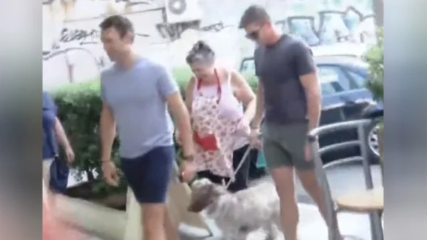 Στέφανος Κασσελάκης: Η πρώτη εμφάνιση μετά τη νίκη – Για καφέ με βερμούδα, τον σύντροφό του και τον σκύλο τους (video)