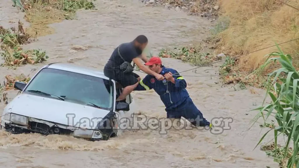 Κακοκαιρία «Daniel» – Λαμία: Βίντεο από τη διάσωση οδηγού που είχε εγκλωβιστεί ορμητικά νερά του Ξηριά