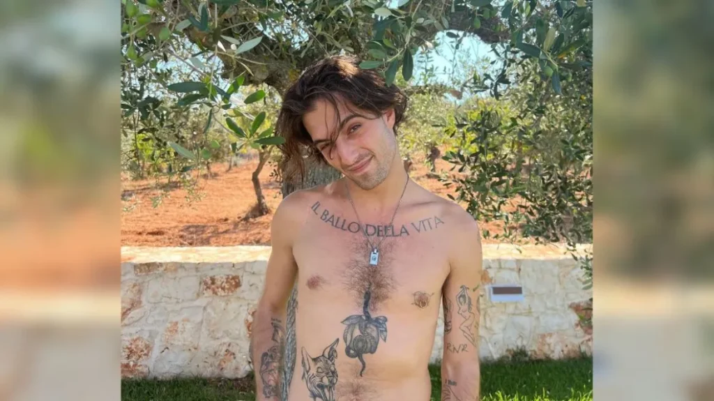 Νταμιάνο Νταβίντ: Οι εκκεντρικές φωτογραφίες που ποζάρει γυμνός