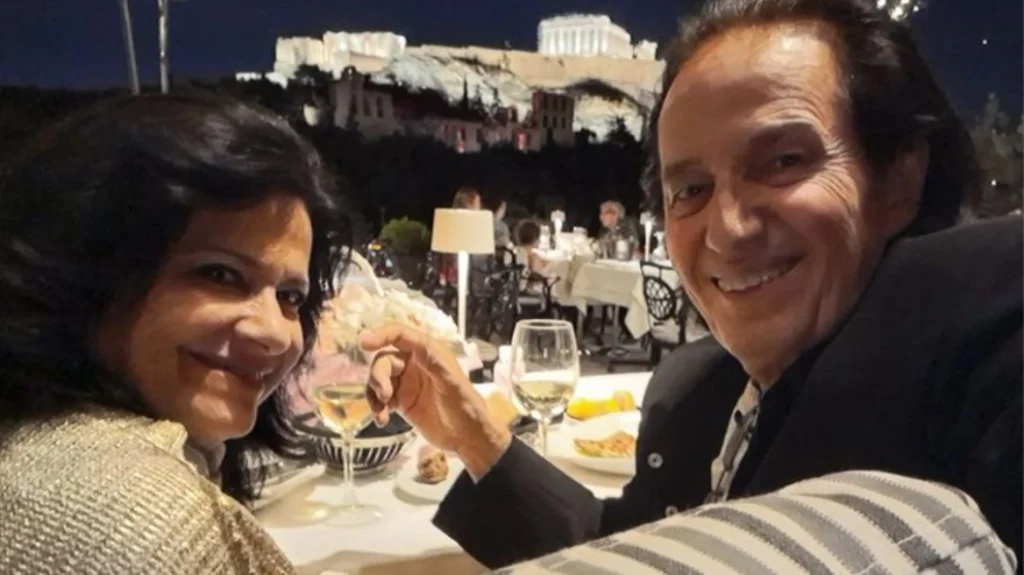 Πασχάλης: Ρομαντικό δείπνο  για τα 56 χρόνια γάμου με τη σύζυγο του κάτω από την Ακρόπολη