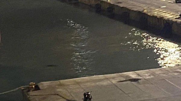 Τραγωδία στον Πειραιά: 36χρονος πνίγηκε στην προσπάθειά του να μπεί πηδώντας στο  πλοίο (video)
