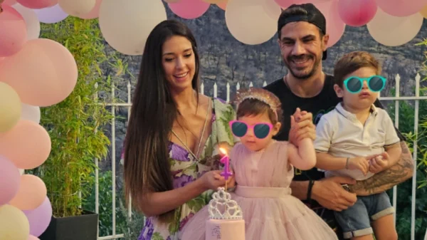 Άκης Πετρετζίκης: Oι φωτογραφίες από τα γενέθλια της κόρης του – Η εντυπωσιακή τούρτα
