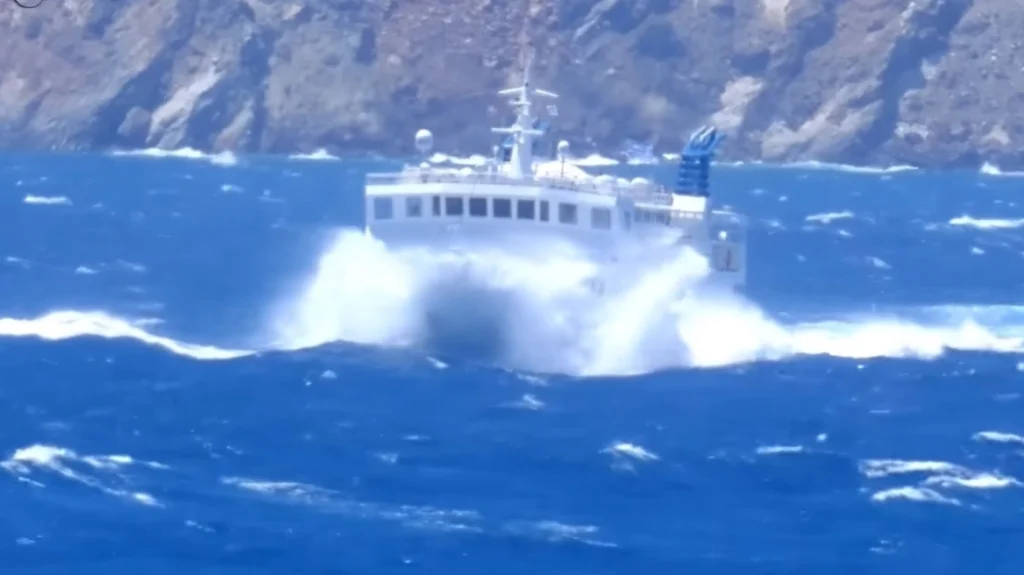 Εντυπωσιακό βίντεο: Το θρυλικό πλοίο “Σκοπελίτης”  δίνει μάχη με τα μποφόρ και τα κύματα έξω από τη Νάξο