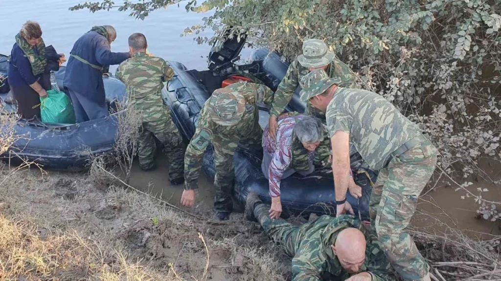 Μοναδική εικόνα ανθρωπιάς: Πεζοναύτης ξαπλώνει  μέσα στις λάσπες για να περάσουν πάνω του ηλικιωμένοι