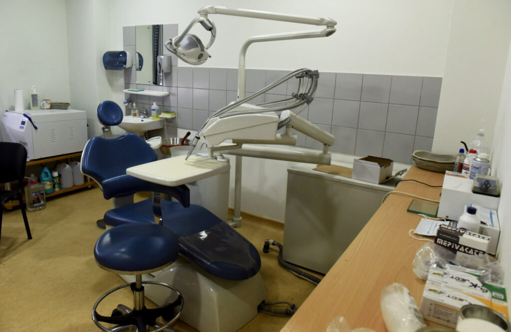 Ηλιούπολη: Δήλωνε οδοντίατρος αλλά ήταν… οδοντοτεχνίτης – “Φαινόταν ατζαμής, του έπεφτε από τα χέρια η θήκη…»