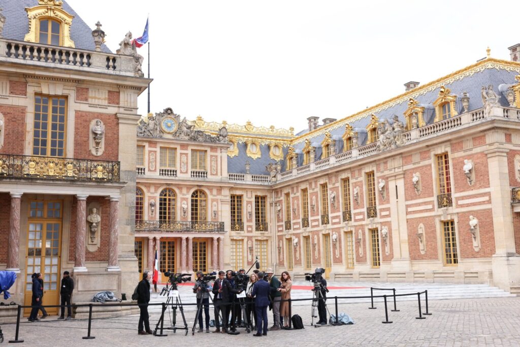 Γαλλία: Μπαράζ απειλητικών μηνυμάτων για βόμβα – Εκκενώθηκαν 6 αεροδρόμια και το παλάτι των Βερσαλλιών