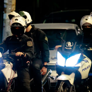 Λήξη συναγερμού στη Νίκαια: Η Αστυνομία μπήκε στο διαμέρισμα όπου ο 49χρονος κρατούσε όμηρο τη σύζυγό του – Συνελήφθη ο άνδρας