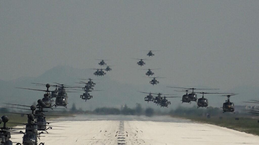Άσκηση «Πέλεκυς» με δεκάδες ελικόπτερα από το  Στεφανοβίκειο  στον αέρα:  «Οταν πρέπει, όπως πρέπει» (εικόνες&βίντεο)