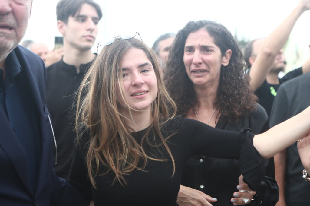 Γιάννης  Ιωαννίδης: Συντετριμμένες η σύζυγος και η κόρη του στην κηδεία του στη Θέρμη (εικόνες&βίντεο)