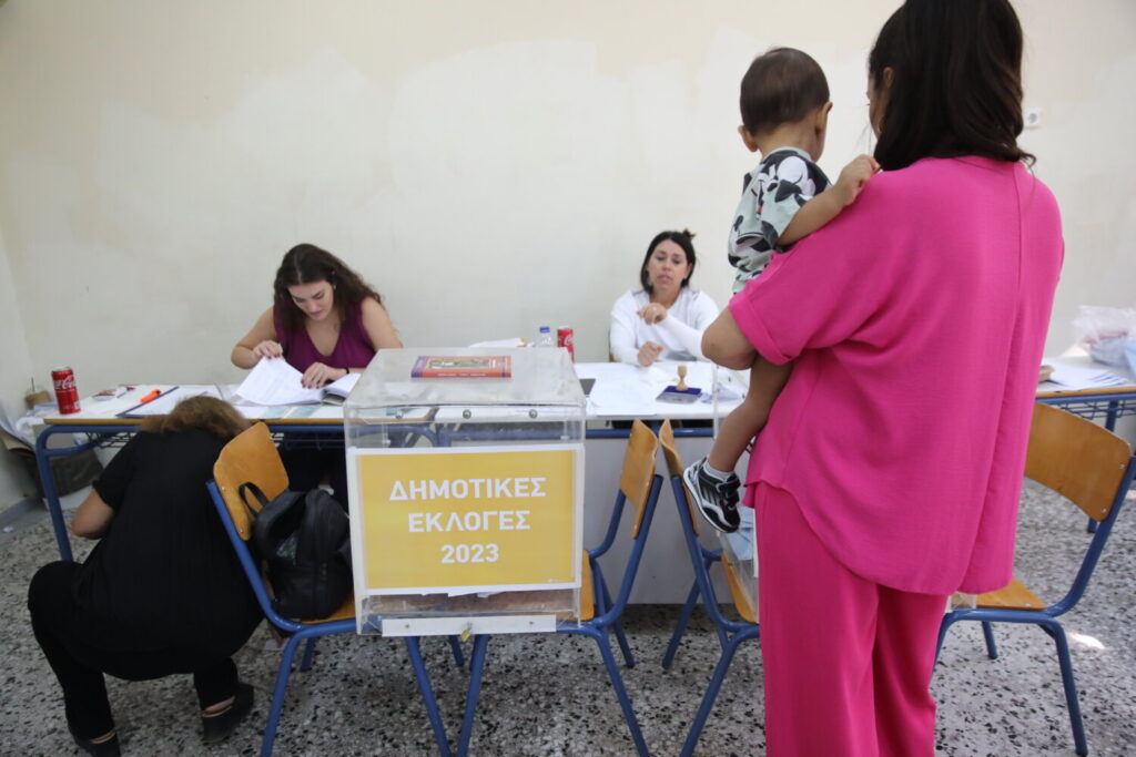 Αυτοδιοικητικές εκλογές: Στο 44,6% η συμμετοχή μέχρι τις 17:30 – Μετά τις 22:00 η πρώτη εκτίμηση αποτελέσματος για τις 13 περιφέρειες και τους 6 μεγάλους δήμους