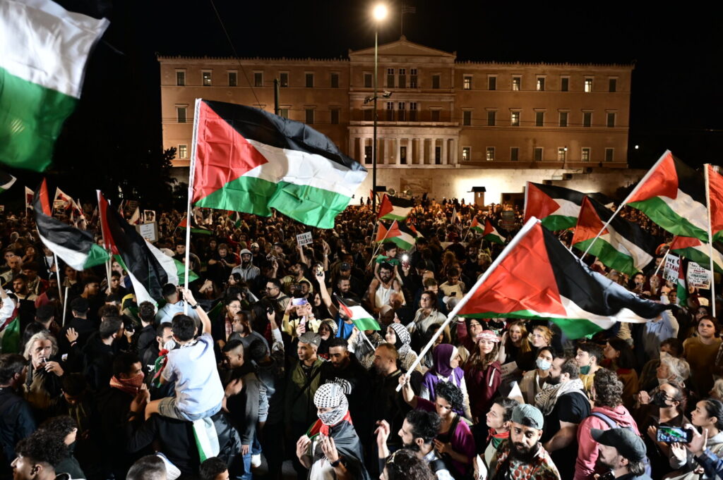 Συγκέντρωση αλληλεγγύης στο λαό της Παλαιστίνης – Χιλιάδες πολίτες στην πορεία (εικόνες)
