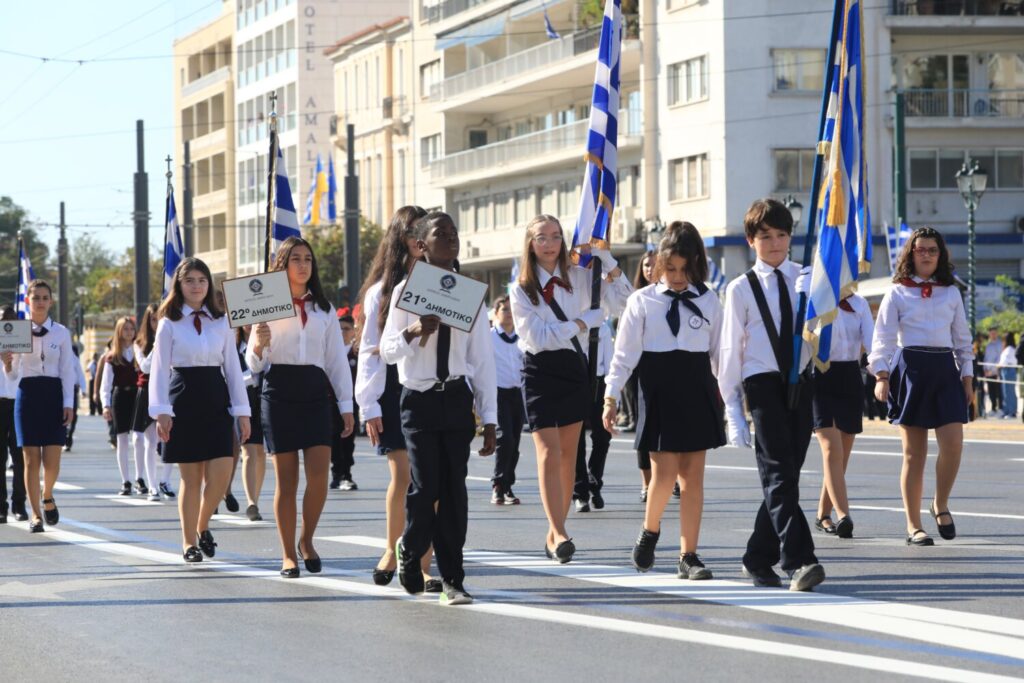 Η μαθητική παρέλαση στην Αθήνα για την 28η Οκτωβρίου – Δείτε βίντεο