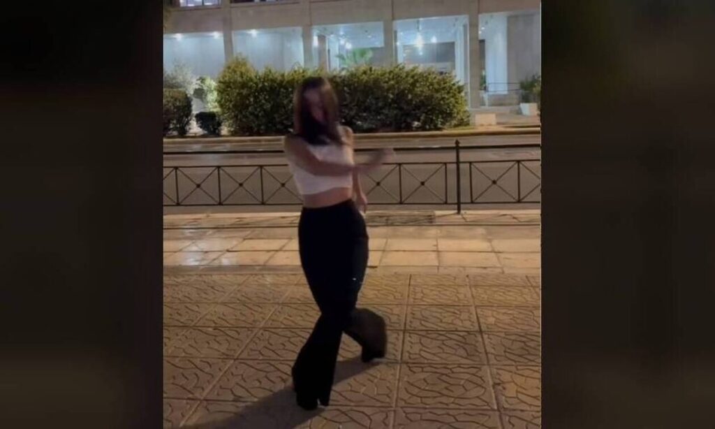Χορεύει ζεϊμπέκικο έξω από τη ΓΑΔΑ και το βίντεο που ανέβασε στο Tik Tok έγινε viral