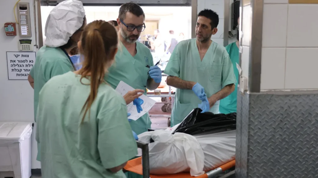Πόλεμος στο Ισραήλ: Λύγισαν οι ιατροδικαστές από την αγριότητα της επίθεσης της Χαμάς – Γονείς με παιδιά κάηκαν αγκαλιασμένοι