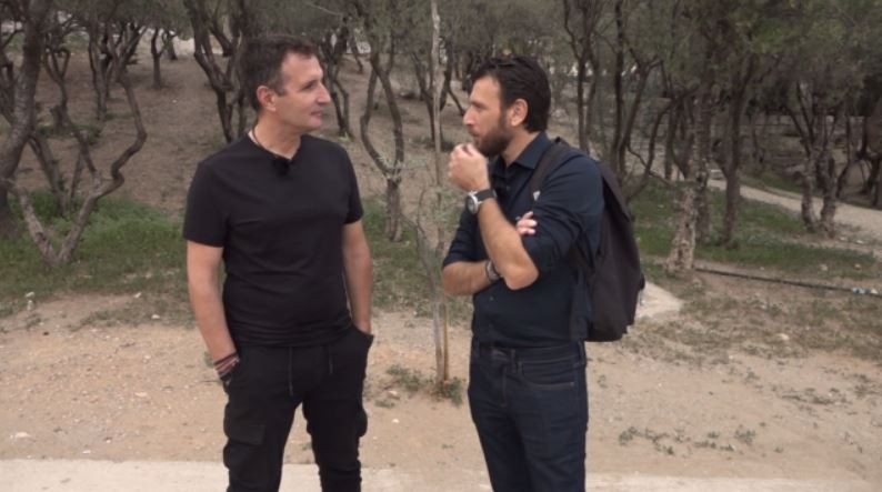 Δημήτρης Μπάσης: «Τραγουδούσα και έψελνα πάνω στο τρακτέρ από 8 χρονών» (βίντεο)