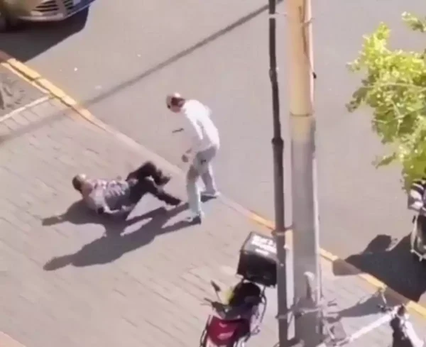 Κίνα – Βίντεο  από την επίθεση με μαχαίρι σε βάρος  του Ισραηλινού διπλωμάτη σε δρόμο στο Πεκίνο