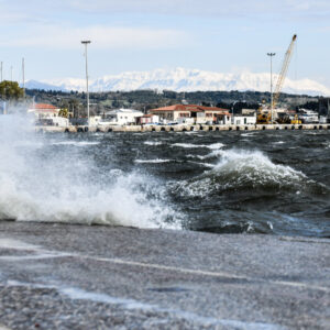 Θυελλώδεις άνεμοι σε Χαλκιδική και  Θεσσαλονίκη –  Ξεπέρασαν τα 100 χλμ την ώρα οι ριπές –  Δεκάδες κλήσεις για πτώσεις δέντρων