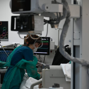 Κορωπί: Σε κρίσιμη κατάσταση στη ΜΕΘ 22χρονος που κατάπιε ολόκληρο μπέργκερ χωρίς να το μασήσει κάνοντας  challenge