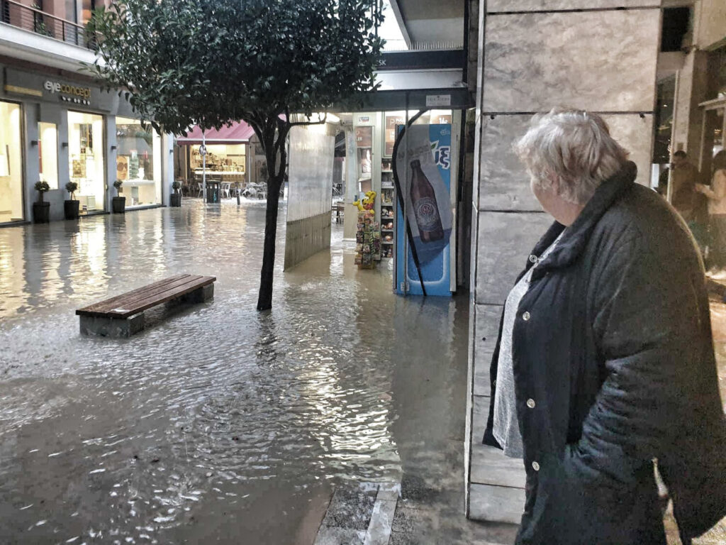 Πάτρα: «Ποτάμια» δρόμοι στο κέντρο από τη σφοδρή βροχόπτωση – Aποκλεισμένη η EO Πατρών- Αθηνών λόγω λασπορροής (εικόνες&βίντεο)