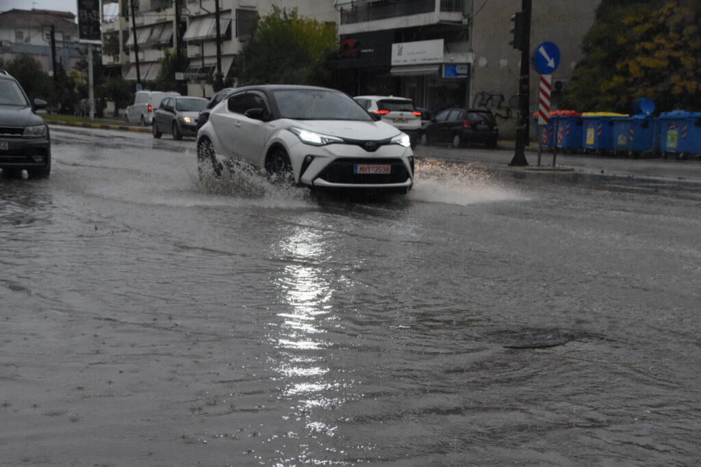 Καιρός: Νέο έκτακτο δελτίο της ΕΜΥ – Πού προβλέπονται ισχυρές βροχές και καταιγίδες – Νέο κύμα από Δευτέρα