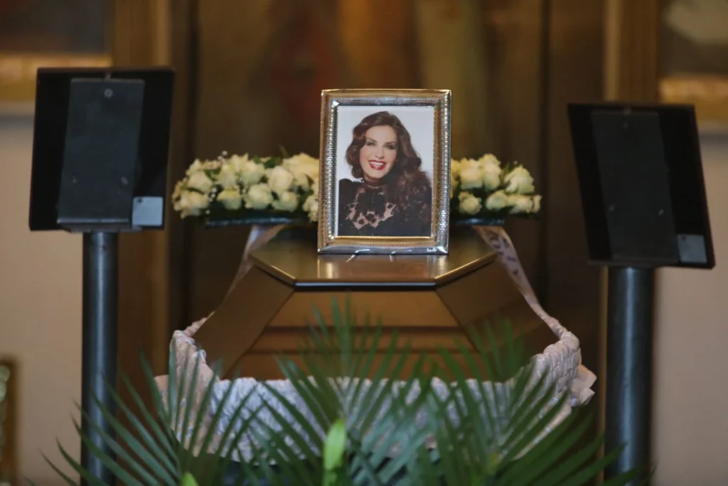 Κάτια Νικολαΐδου: Το τελευταίο αντίο στην αγαπημένη ηθοποιό (εικόνες&video)