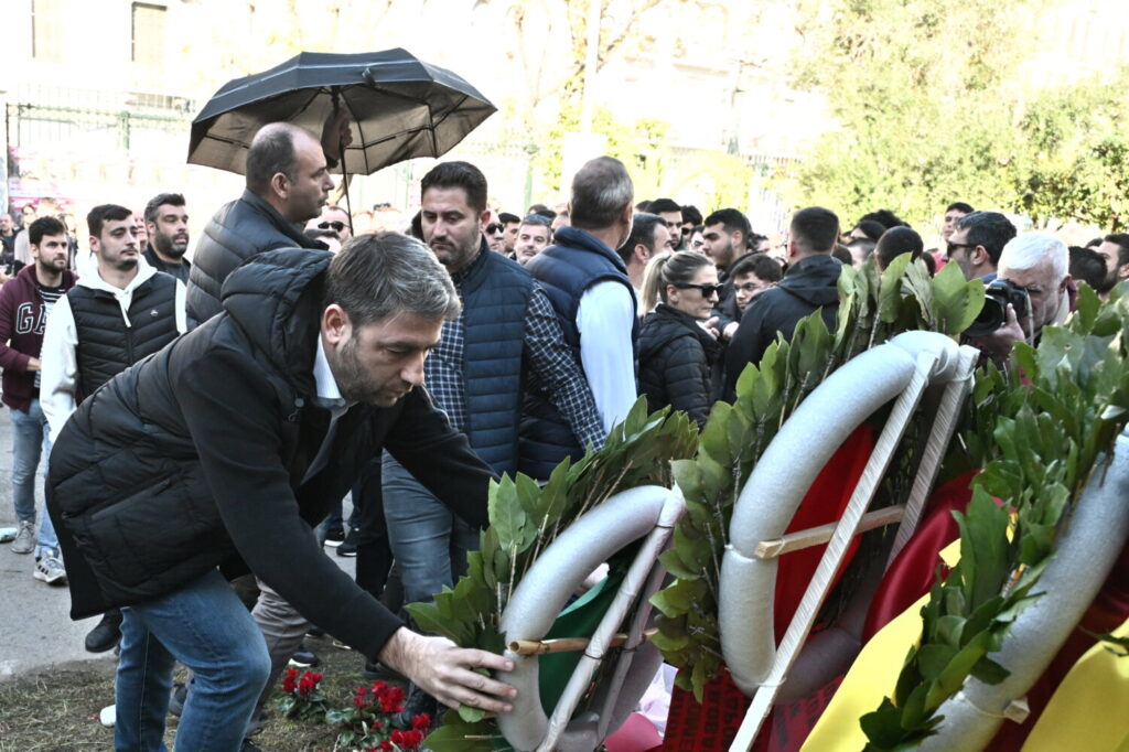 Επέτειος Πολυτεχνείου: Ένταση ενώ κατέθετε στεφάνι ο Νίκος Ανδρουλάκης – Του πέταξαν καφέδες (video)